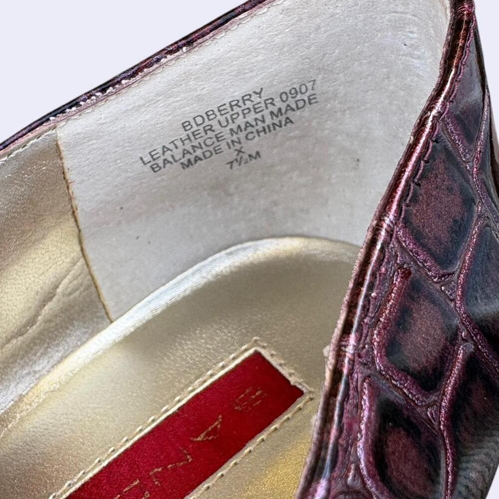 Bandolino Burgundy Pointed-Toe Crocodile Kitten Heel Women's Size 7.5​​​ - Picture 6 of 6